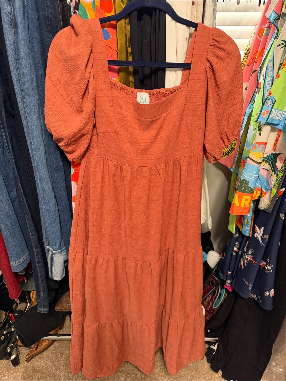 Puff-Sleeve Tiered Midi Dress in peachy/Rust size small